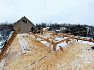 Haus nach Projekt „Randevu - E2.8“, Gartengemeinschaft SNT „Gelekopter“: Boden aus SIP-Paneelen auf Höhe 0