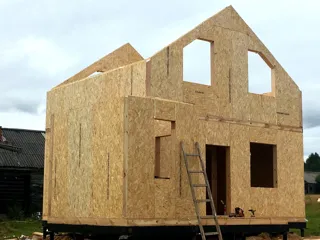 Haus nach Projekt „Amulet“, Gebiet Kostroma: Wandmontage