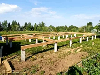 Haus nach individuellem Projekt, Region Wologda: Fundament und Grundrahmen