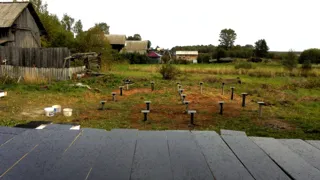 Haus nach Projekt „Alfa“, Siedlung Tonshaevo: Fundament und Grundrahmen