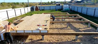 “Yesentuki 8x8” projesine göre 147 m² ev, Kalachevo köyü: temel ve alt bağlama kirişi