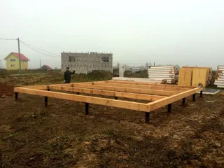 Haus nach Projekt „Stil 108“, Siedlung Yaroslavka: Fundament und Grundrahmen