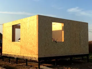 Haus nach Projekt „Alfa“, Siedlung Pervyy: Wandmontage
