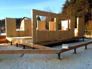 Haus nach individuellem Entwurf, Strunino: Wandmontage