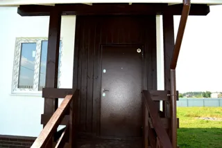Haus nach Projekt „Fantasija“, Siedlung Plotina: Fassadenverkleidung