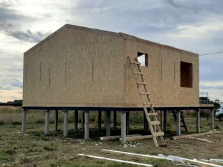 Haus nach individuellem Entwurf, Dorf Turovo: Wandmontage