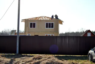 Haus nach Projekt „Slawjanka mini + Garage“, Siedlung Tunoshna: Obergeschoss und Dachgeschoss