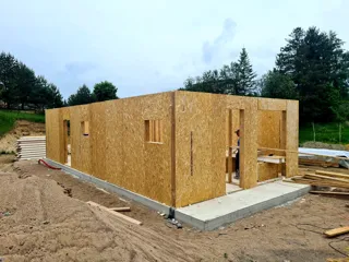 Haus nach Projekt „Barnhouse Otrazhenie“, Dorf Ligolambi: Wandmontage