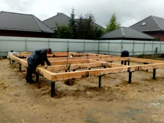Haus nach Projekt „Majak“, Dorf Verkhnee Myachkovo: Fundament und Grundrahmen