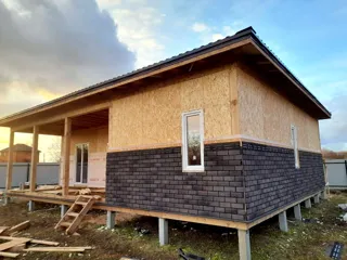 Haus nach Projekt „Randevu - E2.8“, Dorf Bashutino: Fassadenverkleidung