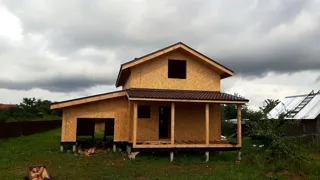 Garage nach Projekt „Saretsche“, Dorf Chirikovo: Wandmontage