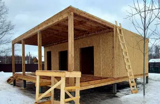 Haus 70 m², individuelles Projekt, SNT „Rjabinka“: Terrasse und Eingangstreppe
