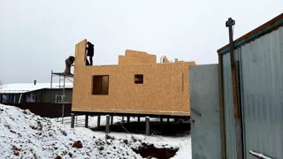 Haus nach Projekt „Jessentuki 8x8“, Dorf Kadnikovo: Wandmontage