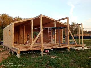 Haus nach Projekt „Barnhouse 65“, Dorf Kryukovo: Terrasse und Eingangsbereich