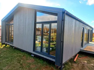 Showroom Barnhouse 76.3 in Kostroma: Verglasung, geschlossene Gebäudehülle