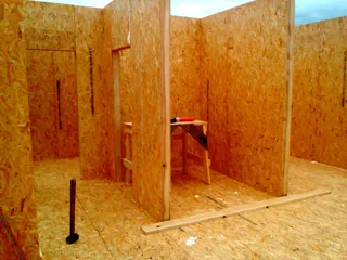 Haus nach individuellem Entwurf, Siedlung Sadovyy: Wandmontage