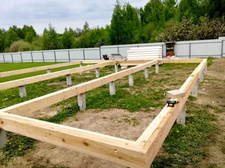 Haus nach Projekt „Mistika - S2.8“, Dorf Kukarino: Fundament und Grundrahmen
