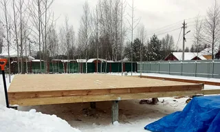 Haus 70 m², individuelles Projekt, SNT „Rjabinka“: Boden aus SIP-Paneelen auf Höhe 0