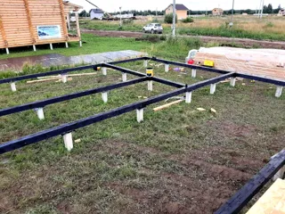 Haus nach individuellem Projekt, Kostroma: Fundament und Grundrahmen