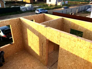 Haus nach Projekt „Alfa“, Siedlung Pervyy: Wandmontage