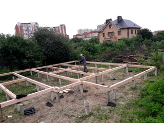 Haus nach Projekt „Tajna“, Krasnogorsk: Fundament und Grundrahmen