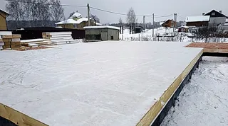 Eingeschossiges Haus nach Projekt „Sabawa“, Dorf Dyakovo: SIP-Paneel-Boden auf Höhe 0