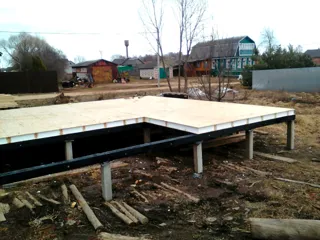 Haus nach Projekt „Mistika - E2.8“, Dorf Kurdumovo: Fundament und Grundrahmen