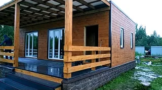 Haus nach Projekt „Mistika - S2.8“, Dorf Kukarino: Terrasse und Eingangsbereich