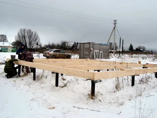 Haus nach Projekt „Sefir“, Dorf Kadnikovo: Fundament und Grundrahmen