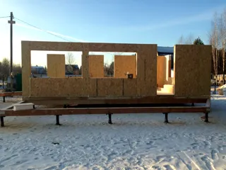 Haus nach individuellem Entwurf, Strunino: Wandmontage