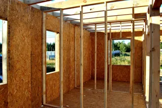 Haus nach Projekt „Sokol - 2“, Dorf Krivtsovo: Wandmontage