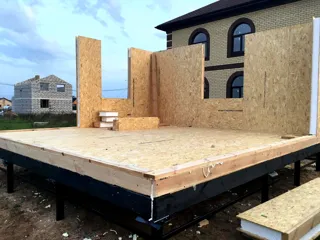 Haus nach Projekt „Alfa“, Siedlung Pervyy: Wandmontage