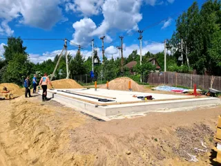 Haus nach Projekt „Barnhouse Otrazhenie“, Dorf Ligolambi: Fundament und Grundrahmen