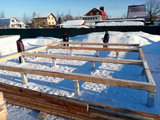 “Vesı” projesine göre ev, Rybinsk: temel ve alt bağlama kirişi