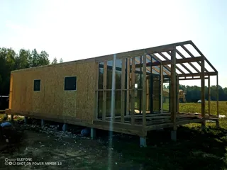 Haus nach Projekt „Barnhouse 65“, Dorf Kryukovo: Terrasse und Eingangsbereich