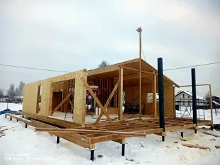 Haus nach Projekt „Chalet 76.3“, Siedlung Parkovo: Wandmontage