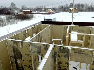 Haus nach individuellem Entwurf, Dorf Greshnevo: Wandmontage