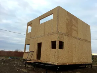 Haus nach Projekt „Stil 108“, Siedlung Yaroslavka: Wandmontage