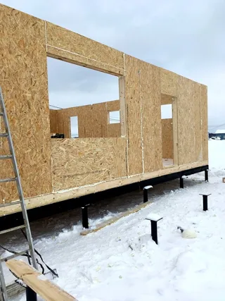 Haus nach Projekt „Akkord“, Siedlung Pervyy: Wandmontage