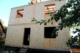 Haus nach individuellem Entwurf, Dorf Iskan: Wandmontage