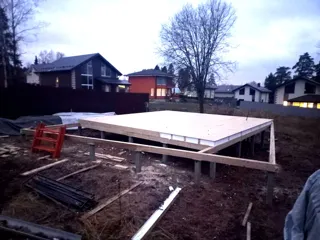 Haus 142 m², individuelles Projekt, Siedlung „Fontainebleau“: Boden aus SIP-Paneelen auf Höhe 0