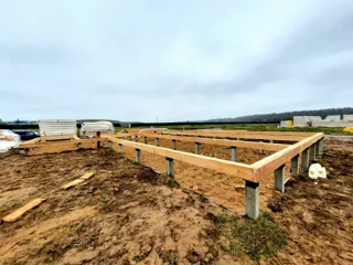 Haus nach individuellem Projekt, Siedlung Severnyy: Fundament und Grundrahmen