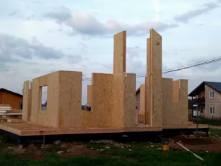 Haus nach individuellem Entwurf, Siedlung Pervyy: Wandmontage