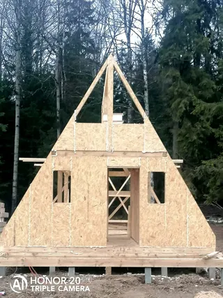 “A-Frame Altay” projesine göre ev, Moskova bölgesi: duvar montajı