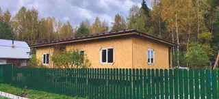 SIP-дом, Можайский район: кровля и окна — фасад с улицы