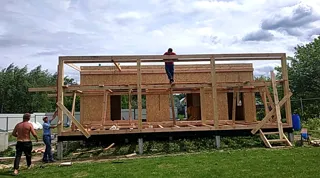Haus nach Projekt „Mistika - S2.8“, Dorf Kukarino: Terrasse und Eingangsbereich