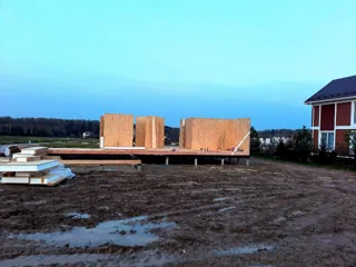 Haus nach individuellem Entwurf, Siedlung Severnyy: Wandmontage