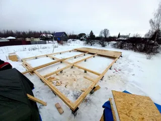 Haus 105 m² nach individuellem Projekt, Dorf Svingino: Fundament und Grundrahmen