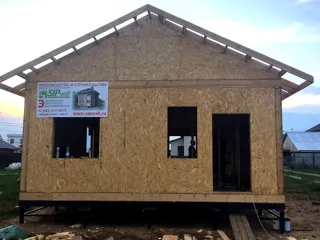 House built to a custom design, Pervyy settlement: facade finishing