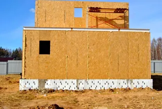 Haus nach Projekt „Slawjanka mini + Garage“, Siedlung Tunoshna: Wandmontage